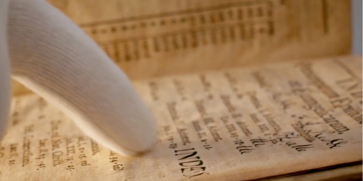 Forschung an einer historischen Bibel<address>© WWU - Bibelmuseum</address>