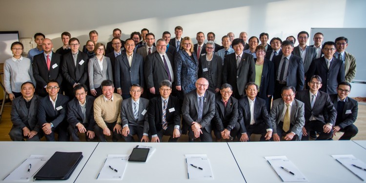 Vertreterinnen und Vertreter des deutsch-taiwanischen Konsortiums mit Gästen aus Forschung und Politik<address>© WWU/Peter Leßmann</address>