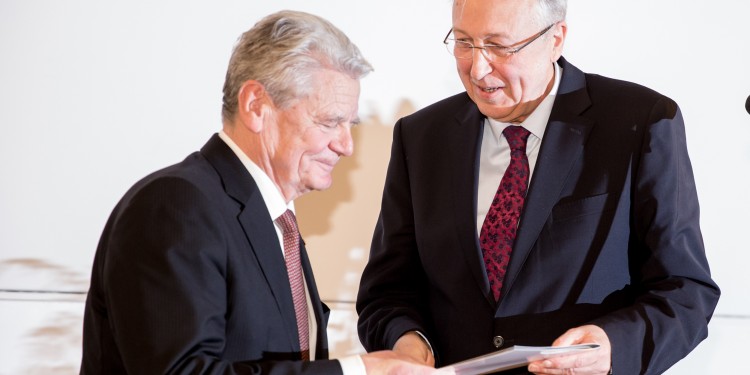 Der Dekan der Evangelisch-Theologischen Fakultät, Prof. Dr. Hans-Peter Großhans (r.), überreicht Joachim Gauck die Ehrenurkunde.<address>&copy; WWU - Peter Lessmann</address>