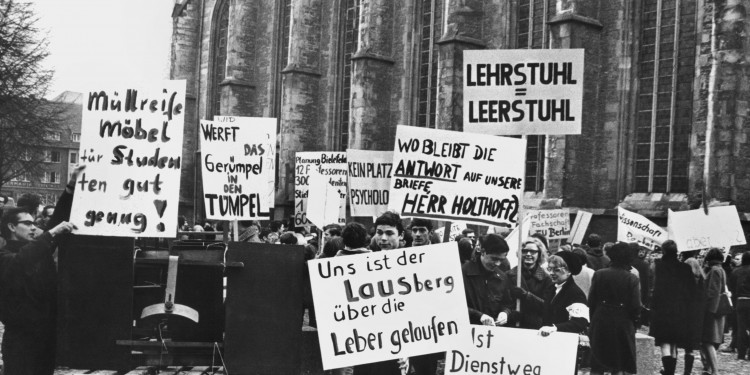 Für bessere Studienbedingungen: Der Protest am 1. Februar 1968 vor der Überwasserkirche richtete sich gegen die Zustände am Psychologischen Institut der Universität Münster.<address>© picture alliance/dpa</address>