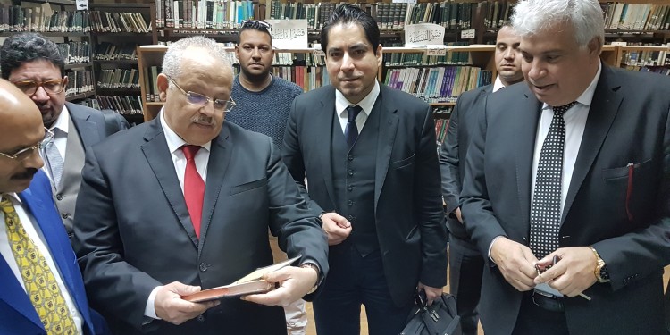 Die Gastgeber der Universität Kairo, darunter der Rektor (3.v.l.), führten Mouhanad Khorchide (3v.r.) durch eine der Bibliotheken.<address>© WWU - Norbert Robers</address>