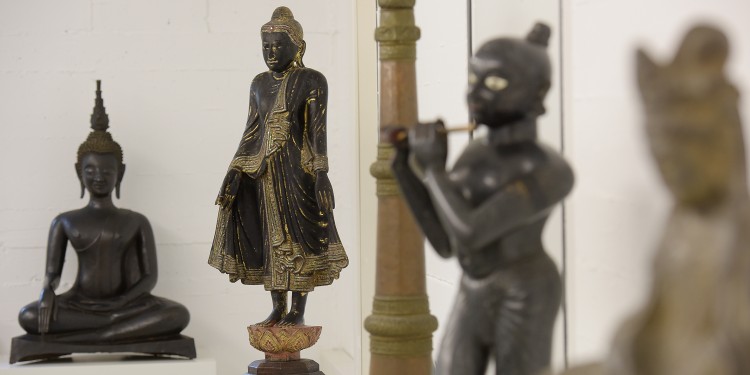 Mit dem Kauf der schwarzen Buddha-Figur (2.v.l.) wurde der Grundstein für die religionskundliche Sammlung gelegt.<address>© WWU - Peter Grewer</address>