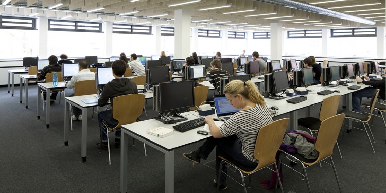 Literaturrecherche in der Universitäts- und Landesbibliothek der WWU: Die Digitalisierung und das internet bringen für Universitäten viele Veränderungen mit sich.<address>© WWU/Julia Holtkötter</address>