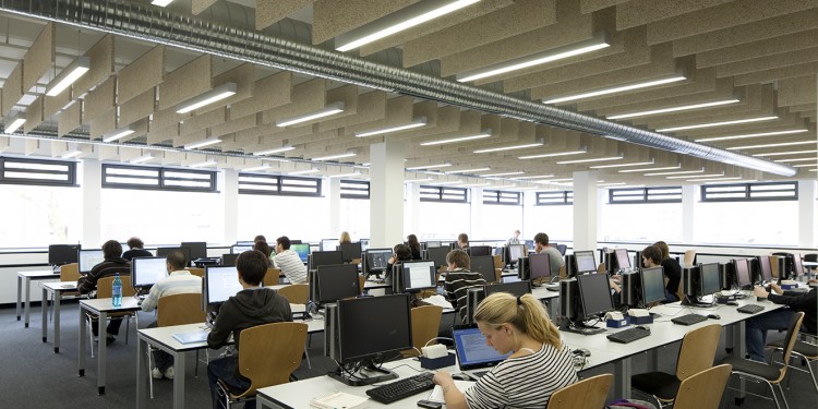 Researching literature at Münster University Library. Digitalisation and the Internet are bringing about numerous changes for universities.<address>© WWU/Julia Holtkötter</address>