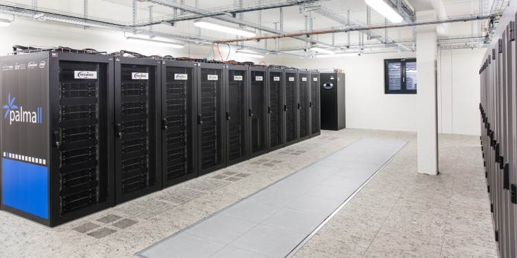 Ein Blick in den neuen Serverraum - links die Serverschränke mit PALMA II<address>© WWU/Peter Leßmann</address>