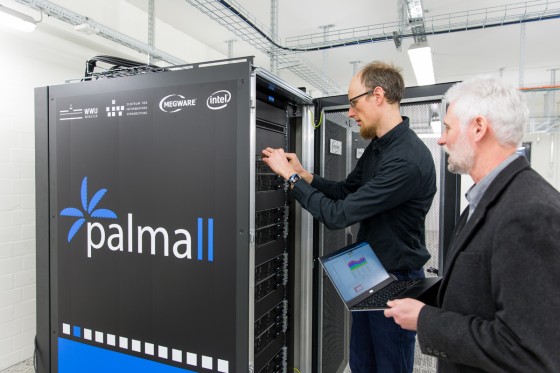 ZIV-Mitarbeiter Holger Angenent (links) und Jürgen Hölters überprüfen im Testbetrieb, ob das PALMA-II-System planmäßig läuft.<address>© WWU/Peter Leßmann</address>