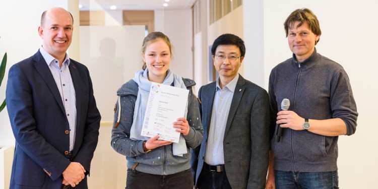 Hannah Boß (2.v.l.) erreichte die höchstmögliche Punktzahl und belegte Platz eins im Einzelwettbewerb beim Tag der Mathematik. Dr. Rainer Wilmink, Dekan Prof. Dr. Xiaoyi Jiang und apl. Prof. Dr. Michael Joachim (v.l.) gratulierten der Grevener Schülerin.<address>&copy; WWU/Jannes Bantje</address>