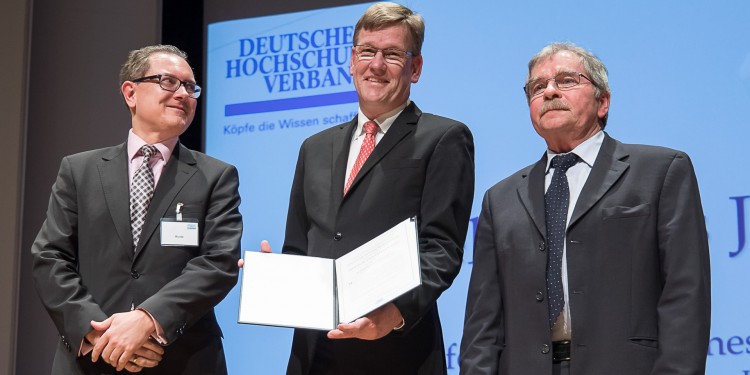 Bei der Ehrung zum Rektor des Jahres: WWU-Rektor Prof. Dr. Johannes Wessels (Mitte) mit Oliver Burda (stellvertretender Vorstandsvorsitzender von Santander, links) und Physik-Nobelpreisträger Dr. Johannes Georg Bednorz<address>&copy; Deutscher Hochschulverband - Till Eitel</address>