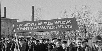 Demonstration gegen das KPD-Verbot<address>© Deutsche Fotothek‎ nach CC BY-SA 3.0 de</address>