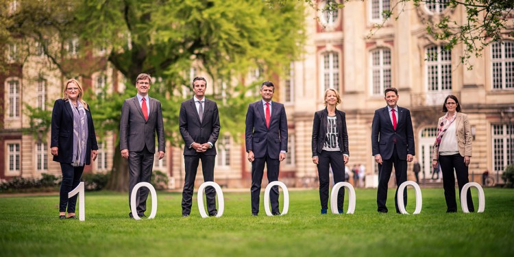 Gemeinsamer Einsatz für Internationalisierung (v. l. n. r.): Prof. Dr. Monika Stoll (WWU), Prof. Dr. Johannes Wessels (Rektor), Andreas Glaser (Santander Deutschland), Fernando Silva (Santander), Petra Bölling (WWU), Roger Schlerf (Santander), Dr. Anke Kohl (WWU).<address>© WWU – Thomas Mohn</address>