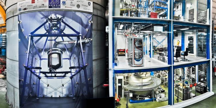 Das XENON1T-Experiment im Gran-Sasso-Untergrundlabor mit Wassertank zur Strahlungsabschirmung, der den Detektor enthält (links), und Technikgebäude (rechts)<address>© Roberto Corrieri, Patrick De Perio (XENON-Kollaboration)</address>