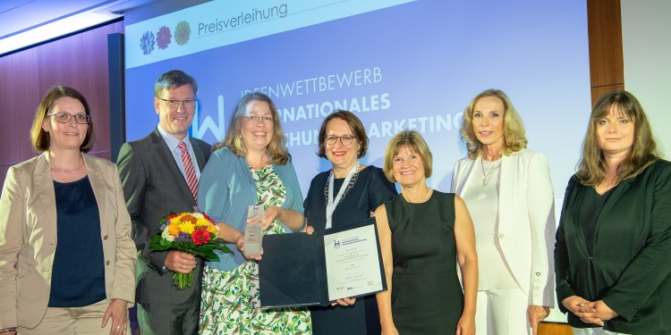Die DFG-Generalsekretärin Dorothee Dzwonnek (2. v. r.) gratulierte WWU-Rektor Prof. Dr. Johannes Wessels, Projektleiterin Nina Nolte (3. v. l.)  und weiteren Vertreterinnen der WWU zu ihrer Auszeichnung.<address>© DFG</address>