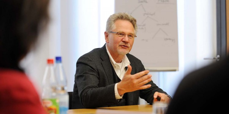 Prof. Dr. Kurt Bayertz bei einem vergangenen Seminar<address>&copy; WWU Weiterbildung</address>
