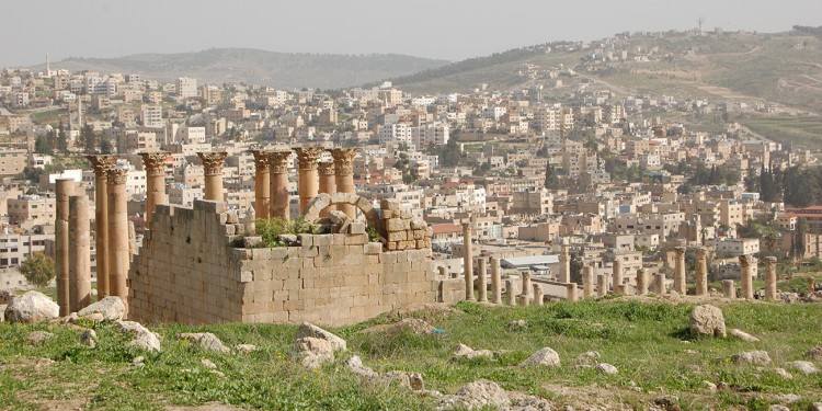 Archaeological monuments before present-day building activity: photograph of the city and the excavation site of ancient Jerash in Jordan.<address>© Danish National Research Foundation</address>