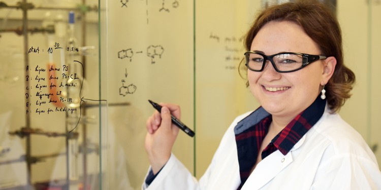 Dr. Anna Junker, medizinische Chemikerin, erhält im Rahmen des Emmy-Noether-Programms der DFG 1,3 Millionen Euro für den Aufbau einer eigenen Nachwuchsgruppe.<address>&copy; WWU/Peter Grewer</address>