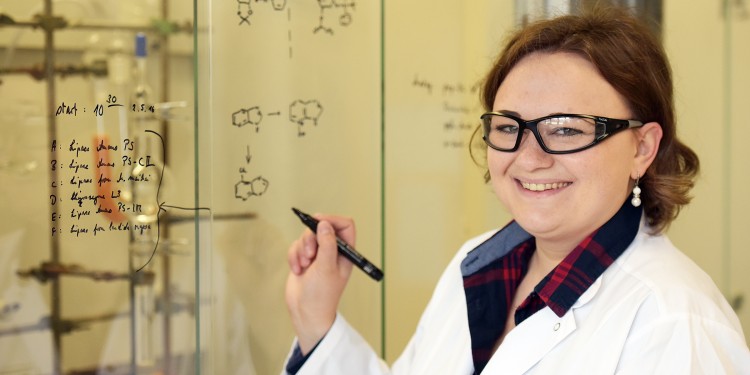 Medical chemist Dr. Anna Junker is receiving 1.3 million euros through the DFG’s Emmy Noether Programme to put together her junior researcher group.<address>© WWU/Peter Grewer</address>
