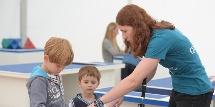 Staunend die Welt entdecken: im "Q.UNI Camp" der Universität Münster<address>&copy; WWU - Peter Grewer</address>