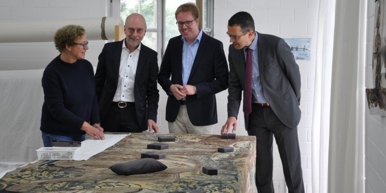 Sabine Heitmeyer-Löns erläutert Dr. Paul-Josef Patt, Christoph Wäsker und Dr. Eckhard Kluth den Stand der Restaurierungsarbeiten (v.l.).<address>&copy; Monika Meier</address>