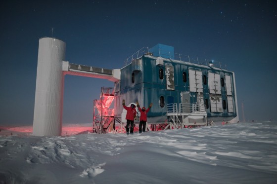 Die "Überwinterer" Johannes Werthebach und Raffaela Busse vor dem "IceCube"-Labor. Beide kümmern sich derzeit am Südpol darum, dass die Computertechnik von "IceCube" fehlerfrei läuft.<address>© Johannes Werthebach</address>
