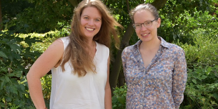 Dr. Franziska Jahnke (l.) und Dr. Mira Schedensack, Juniorprofessorinnen am Fachbereich Mathematik<address>© WWU - Kathrin Kottke</address>