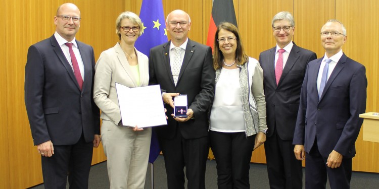 Bei der Verleihung des Ordens in Berlin (von links): WWU-Kanzler Matthias Schwarte, Ministerin Anja Karliczek, Prof. Dr. Martin Winter, Veronika Winter, Prof. Dr. Wolfgang Marquardt (Vorstandsvorsitzender FZ Jülich) und Prof. Dr. Harald Bolt (Mitglied des Vorstandes FZ Jülich)<address>© MEET/Adrienne Hammerschmidt</address>