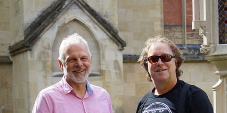 Dr. Oliver Obst (l.) bekommt den Auszeichnung aus den Händen des vorherigen Preisträgers, Guus van den Brekel (Universität Groningen).<address>&copy; WWU - privat</address>
