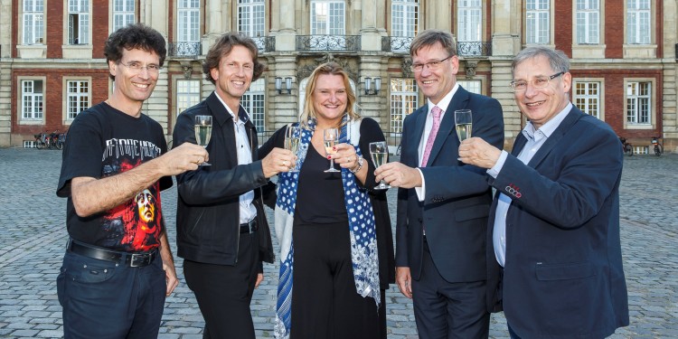 Raising their glasses to the success: Prof. Christopher Deninger, Prof. Mario Ohlberger, Vice-Rector Prof. Monika Stoll, Rector Prof. Johannes Wessels and Prof. Detlef Pollack (from left)<address>© Heiner Witte/MünsterView</address>