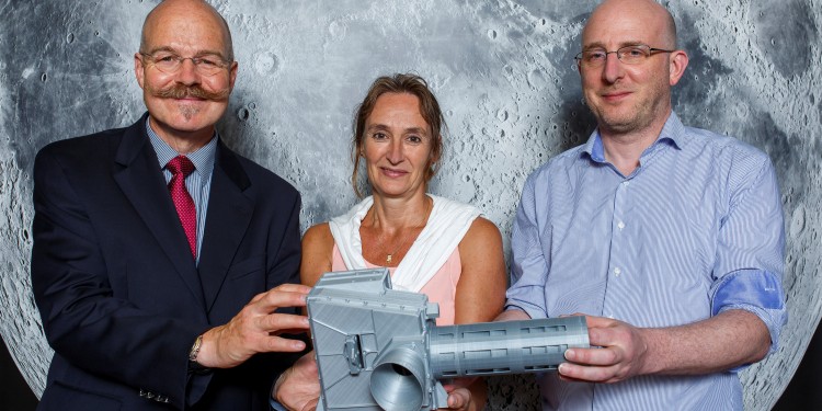 Nach 14 Jahren Forschungsarbeit: Prof. Dr. Harald Hiesinger (v. l.), Dr. Iris Weber und Dr. Andreas Morlok freuen sich auf den Start der Ariane-5-Rakete. In der europäischen Sonde befindet sich das von den WWU-Planetologen entwickelte Infrarot-Spektrometer "MERTIS".<address>© WWU - MünsterView</address>