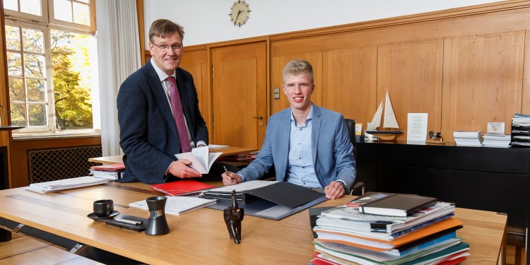 Rektor Prof. Dr. Johannes Wessels gab Matthias Bockamp letzte Tipps, bevor der Schüler die Leitung der Universität übernahm.<address>© WWU - MünsterView</address>