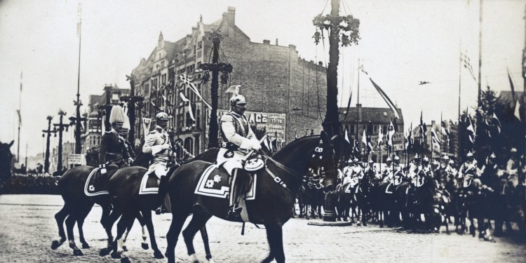 Kaiserbesuch in Münster: Diese historische Postkarte zeigt Kaiser Wilhelm II. im Jahr 1907 mit Soldateneskorte bei einem Paraderitt durch die Stadt.<address>© LWL-Medienzentrum für Westfalen</address>