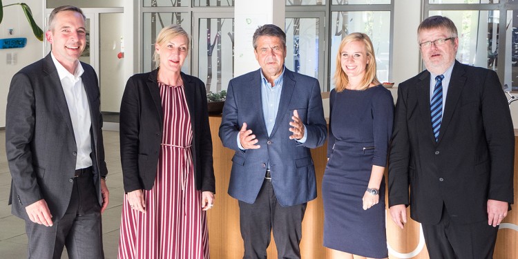 Politiker Sigmar Gabriel (M.) beim Besuch in Münster mit Dr. Marie Ghanbari (4.v.l.), mit dabei u.a. WWU-Prof. Dr. Bernd Strauss (5.v.l.) sowie Verantwortliche von Unternehmen und der Stiftung "Mind &amp; Move Network"<address>&copy; WWU - Sportpaten-Projekt</address>