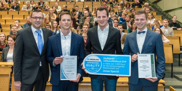 Dekan Prof. Dr. Hans-Ulrich Humpf mit den ausgezeichneten Absolventen Niels Gerhard, Jonas Specht und Patrick Bücker (v. l.)<address>&copy; WWU - Dr. Peter Dziemba</address>