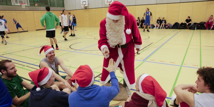 Der Nikolaus zu Besuch beim Hochschulsport Münster<address>&copy; Hochschulsport Münster</address>