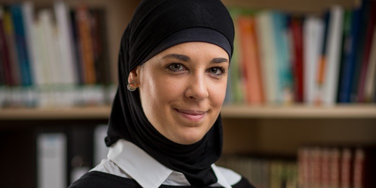 Dina El Omari möchte den Koran geschlechtergerecht auslegen.<address>© WWU - Peter Leßmann</address>