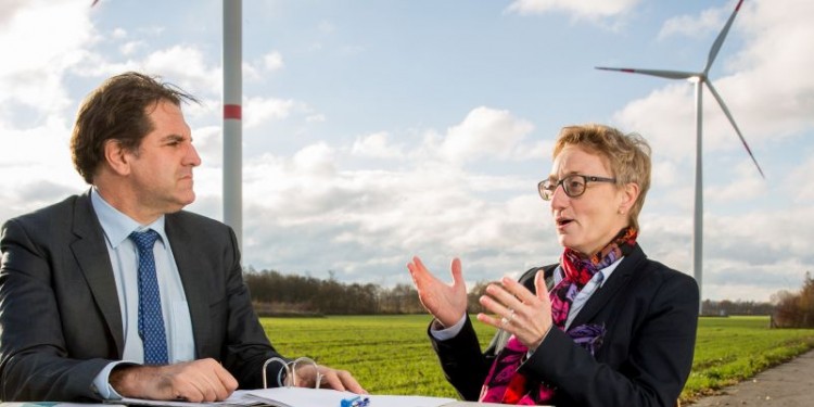 Windiges Interview: Prof. Dr. Sabine Schlacke und Prof. Andreas Löschel diskutierten in freier Natur über den Klimawandel und die Energiewende.<address>© WWU - Peter Lessmann</address>