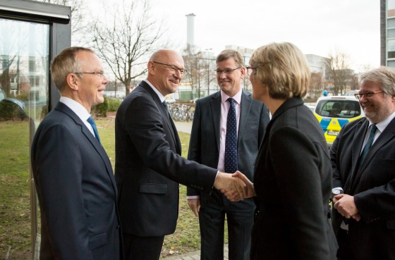 Prof. Martin Winter (second from left) welcomed Anja Karliczek to the MEET Battery Research Center.<address>© WWU - Peter Leßmann</address>