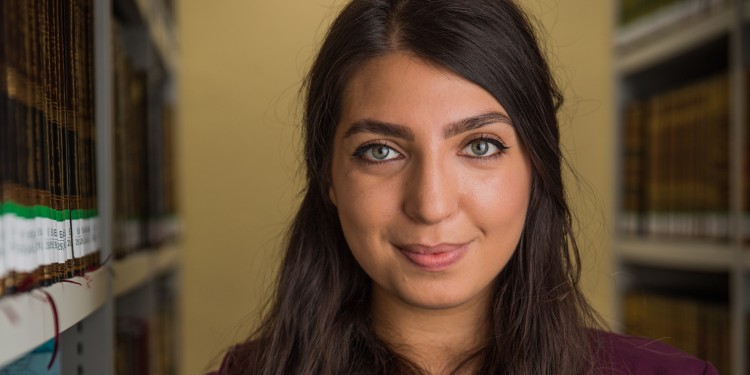 Bereits zu Schulzeiten stand für Gülsüm Dal-Izgi fest, dass sie sich nach dem Abitur mit dem Thema Religion auseinandersetzen würde.<address>&copy; WWU - Peter Leßmann</address>