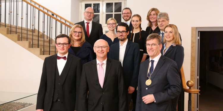 Das Rektorat mit Rektor Prof. Dr. Johannes Wessels (v.r.) verlieh den Forschungspreis 2018 an Prof. Dr. Martin Winter (v. Mitte) und den Studierendenpreis 2018 an den Studentischen Besuchsdienst e.V. (stellvertretend Michael Geuenich als 1. Vorsitzender, 2. Reihe Mitte).<address>&copy; WWU - Peter Leßmann</address>
