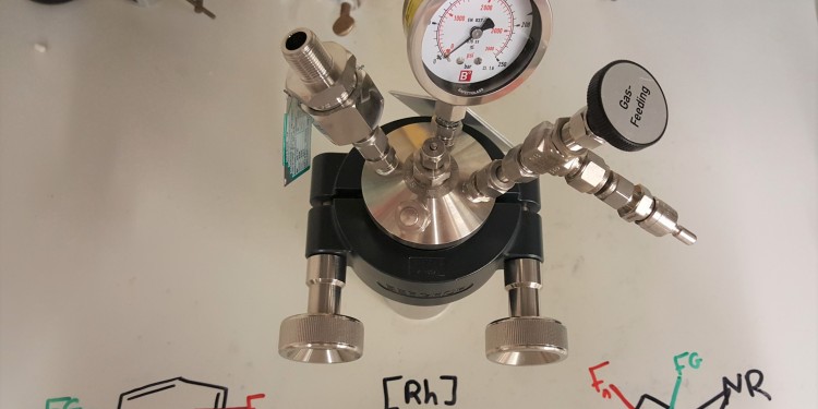 Druckgefäß (Autoklav) zur Durchführung der Hydrierung fluorierter Pyridine. Die Reaktionen werden bei einem Wasserstoffdruck von 50 bar durchgeführt (zum Vergleich: Der normale Atmosphärendruck beträgt 1 bar).<address>© Frank Glorius</address>