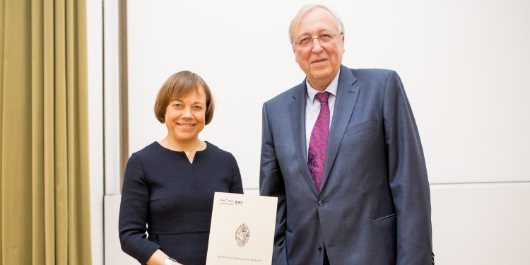 Dekan Prof. Dr. Hans-Peter Großhans gratulierte Annette Kurschus zur Ehrendoktorwürde.<address>© WWU - Peter Leßmann</address>