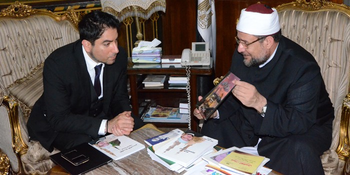 Prof. Dr. Mouhanad Khorchide (links) tauscht sich mit dem ägyptischen Religionsministers Dr. Mohammed Mokhtar Guma über zukünftige Kooperationen aus.<address>© Mouhanad Khorchide</address>