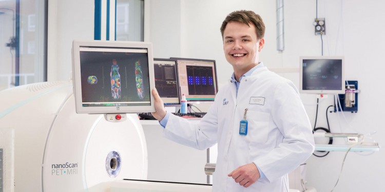 Dr. med. Robert Seifert in the lab: At the small animal PET MRI he carried out preliminary work for his MD thesis.<address>&copy; CiM - E. Wibberg</address>