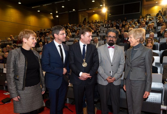 Oliver Günther, Präsident der Universität Potsdam (Mitte), mit Brandenburgs Wissenschaftsministerin Martina Münch, Potsdams Oberbürgermeister Mike Schubert, Voltaire-Preisträger Milad Karimi und der Stifterin des Preises Friede Springer (v.l.n.r.).<address>© Universität Potsdam - Karla Fritze</address>