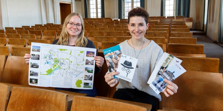 Ein Blick hinter die Kulissen: Marina Kleinen (links) und Jennifer Göbel stehen Schülern während einer „Erkundungswoche“ als studentische Tutorinnen für alle Fragen zum Hochschulleben beratend zur Seite.<address>&copy; WWU - MünsterView</address>