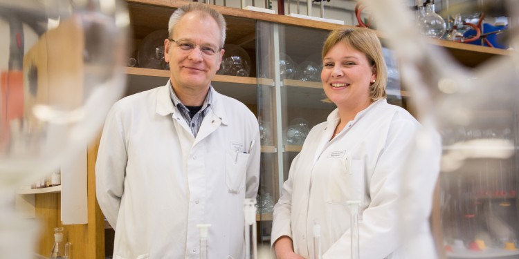Die Ausbilder Karin Hassels und Peter Eggert haben bislang 43 angehende Chemielaboranten betreut.<address>© WWU - Peter Leßmann</address>