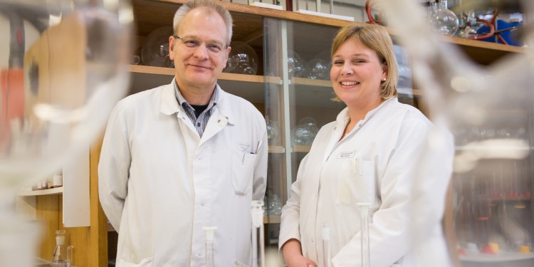 So far, instructors Karin Hassels and Peter Eggert have supervised 43 chemical lab assistants during their training.<address>© WWU - Peter Leßmann</address>