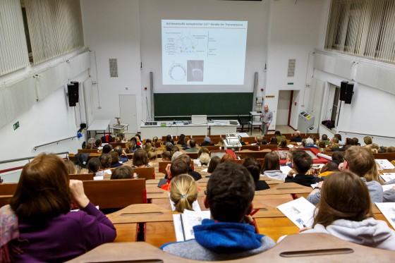More than 100 teachers and students regularly attend lectures on modern biology at the University of Münster.<address>© WWU - MünsterView</address>