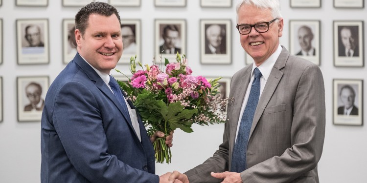 Prof. Dr. Mathias Herrmann (r.) übergab sein Amt an Prof. Dr. Dr. Sven Meuth, der das Dekanat der Medizinischen Fakultät ab sofort kommissarisch leitet.<address>&copy; WWU / Thomas Hauss</address>