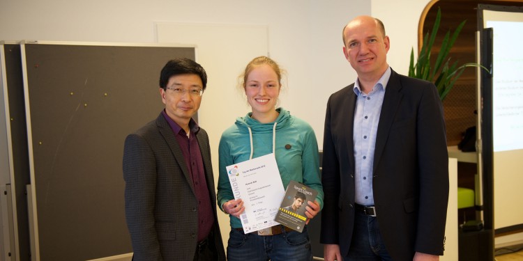 Stolze Gewinnerin beim „Tag der Mathematik“: Prof. Dr. Xiaoyi Jiang, Dekan des Fachbereiches Mathematik und Informatik der WWU, Hannah Boß vom Gymnasium Augustinianum Greven und Dr. Rainer Wilmink, Vorstandsmitglied der LVM Versicherung (v.l.)<address>&copy; Jannes Bantje</address>