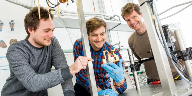 Three scientists involved in the QuPad project: Martin Wolff and Jonas Schütte, both members of the research group led by Prof. Carsten Schuck, and Prof. Wolfram Pernice (from left)<address>© WWU - Peter Leßmann</address>